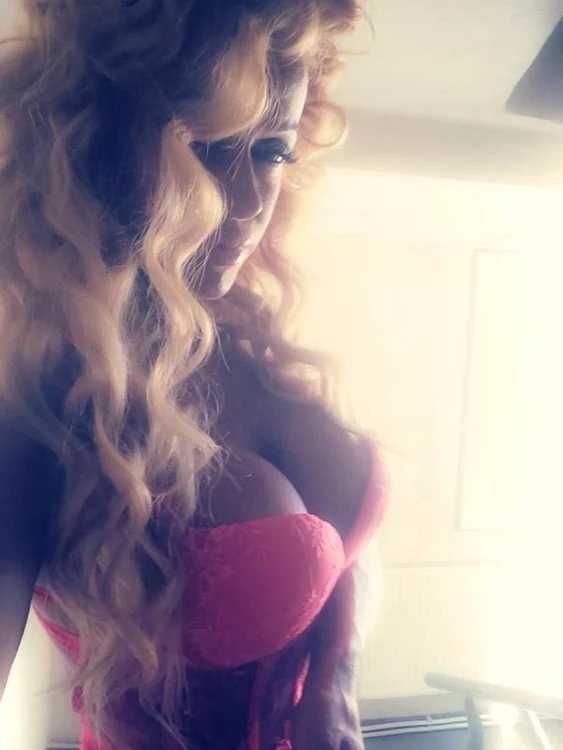 
    Anda Adam a fost învinsă de căldură şi a renunţat la haineFoto Facebook  