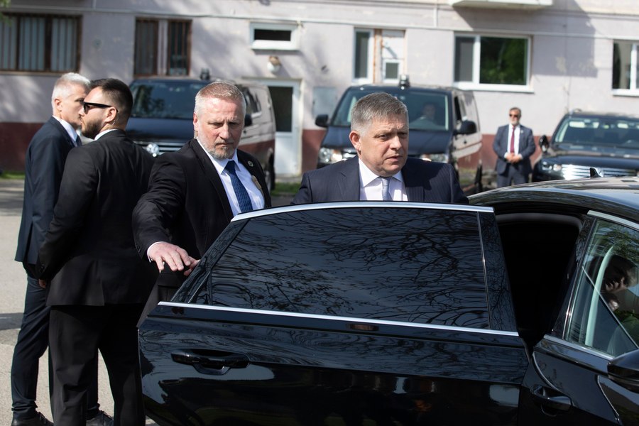 Premierul Slovaciei a fost împușcat și se află în stare critică. Detalii despre atacator VIDEO