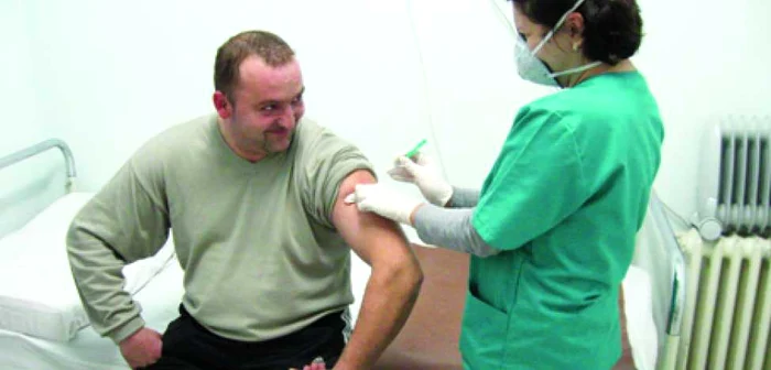 Astăzi dimineaţă medicii au început imunizarea la foc continuu