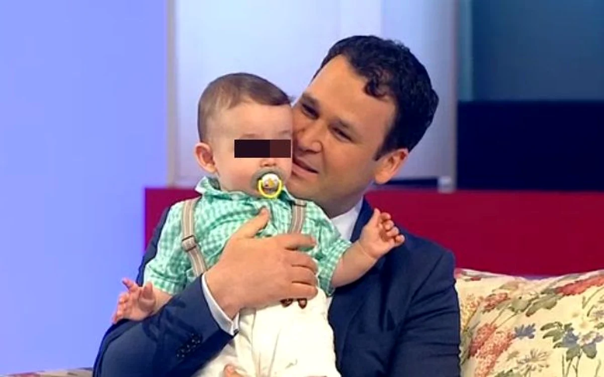 Robert şi fiul său, Cezar, în vârstă de şapte luni