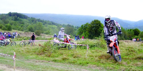 Reşiţa: Enduro-maniacii fac show pe două roţi împotriva drogurilor