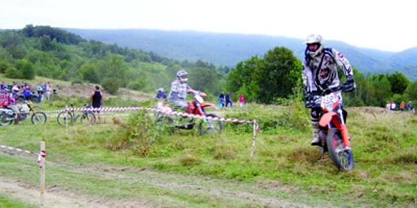 Reşiţa: Enduro-maniacii fac show pe două roţi împotriva drogurilor