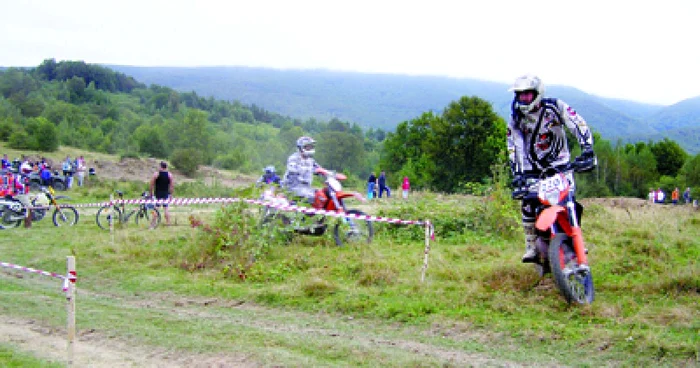 Reşiţa: Enduro-maniacii fac show pe două roţi împotriva drogurilor