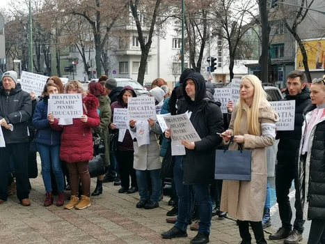 Protest în fața Prefecturii Timiș FOTO Ștefan Both