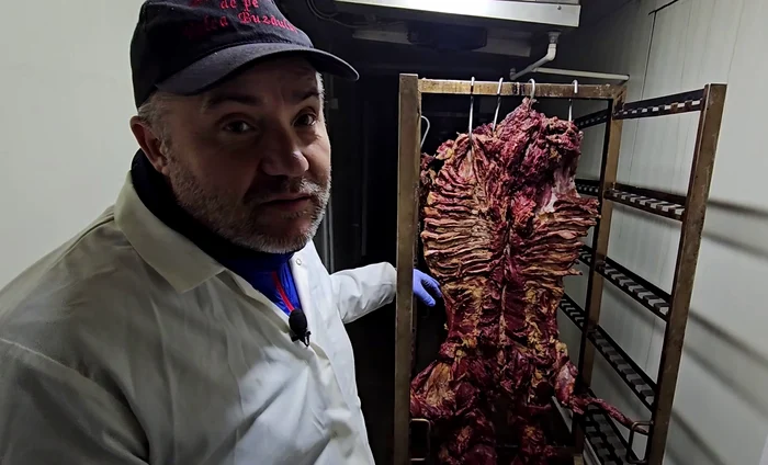 Constantin Frusinoiu pregătește carcase întregi pentru Diaspora. SURSA I. Bunilă