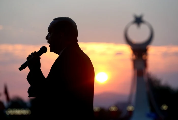 Preşedintele Erdogan adresându-se mulţimii Foto: EPA