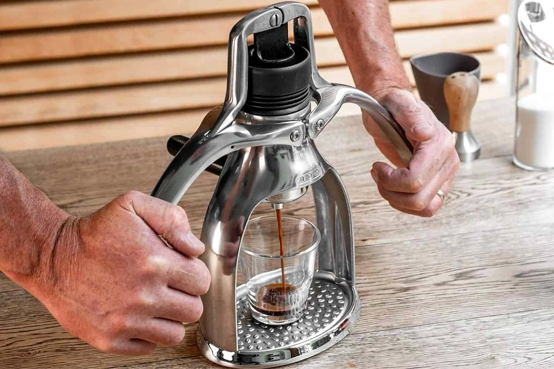 Espressor manual ROK EspressoGC, aparat iconic acționat exclusiv prin pârghii duble / Coffeness