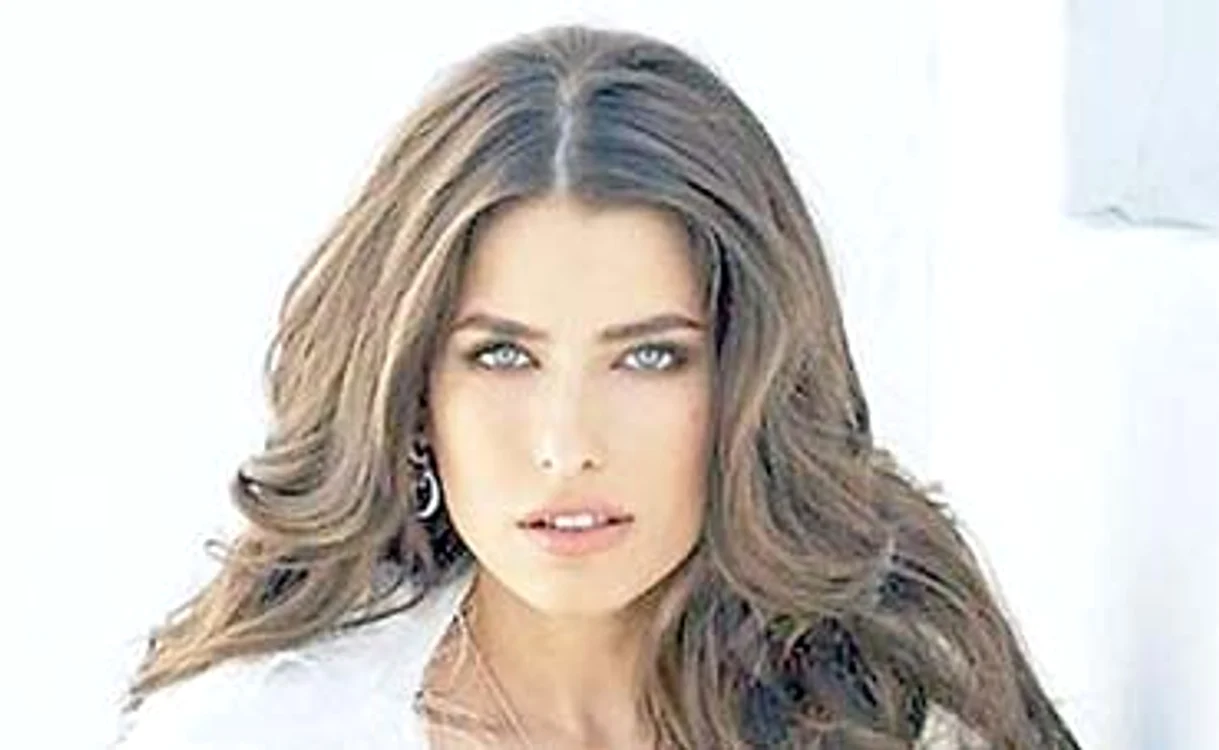 Topmodelul Alice Peneacă şi-a scos fundul sexy la plimbare