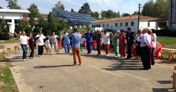 Cadrele medicale şi pacienţii au încins hora în incinta spitalului