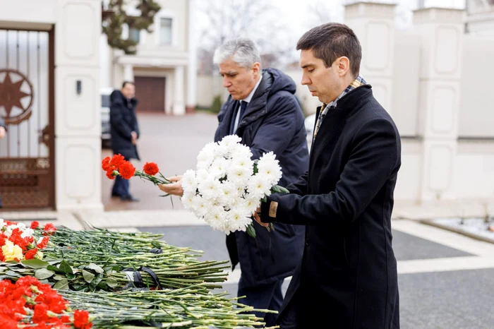 Mihai Popșoi a depus flori în memoria victimelor catastrofei aviatice. FOTO: Mae.gov.md