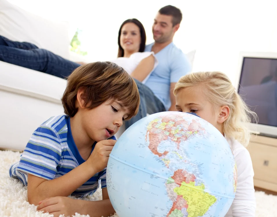 Majoritatea părinţilor aleg împreună cu cei mici destinaţia de vacanţă FOTO Shutterstock