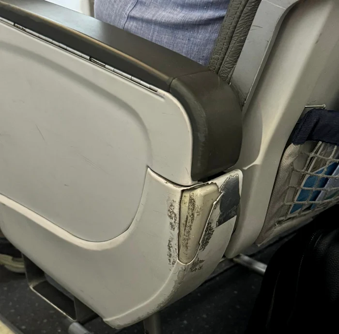 Scaune avion deteriorate - Foto Paul Anghel Facebook