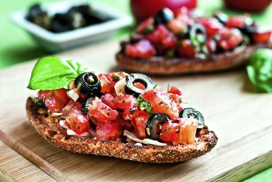 bruschette cu rosii si masline jpeg