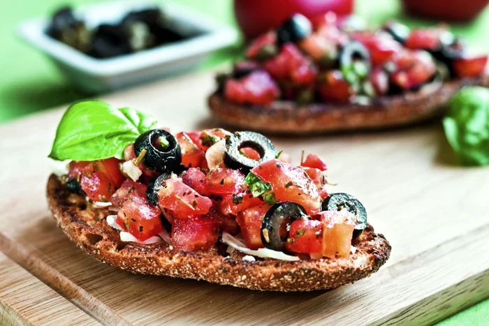 bruschette cu rosii si masline jpeg