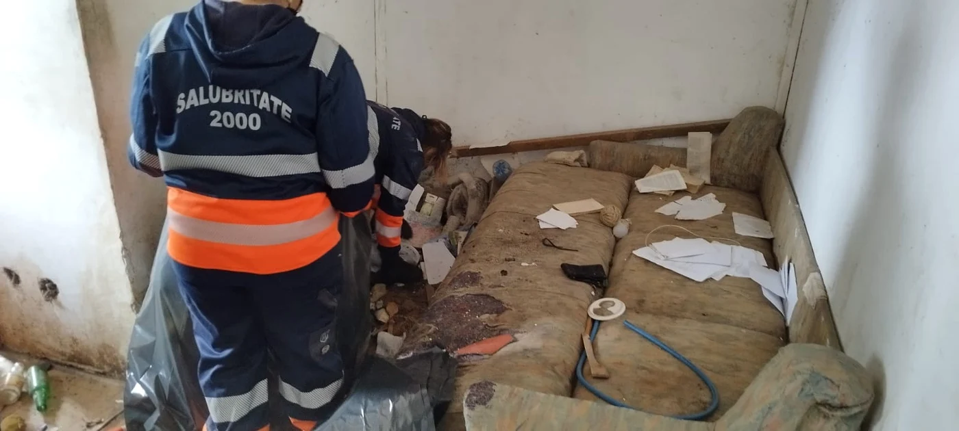 Angajații Salubrității au muncit ore în șir pentru a curăța garsoniera FOTO Poliția Locală Pitești