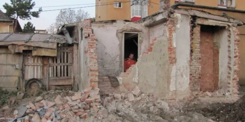 Muncitorii au demolar magazia şi o parte din garajul familiei Szabo