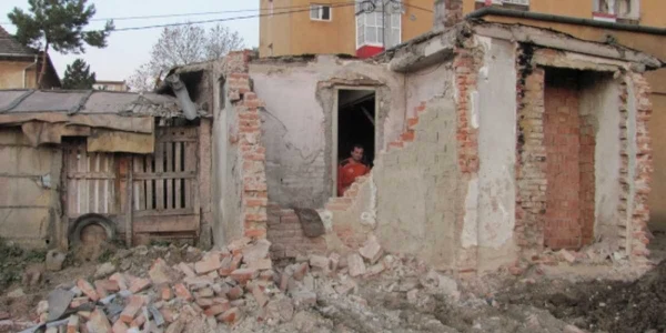 Muncitorii au demolar magazia şi o parte din garajul familiei Szabo