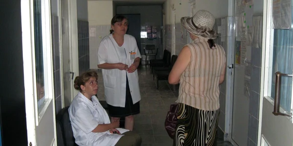 Pacienţii încearcă degeaba să obţină îngrijire medicală. Foto: Adrian Obreja