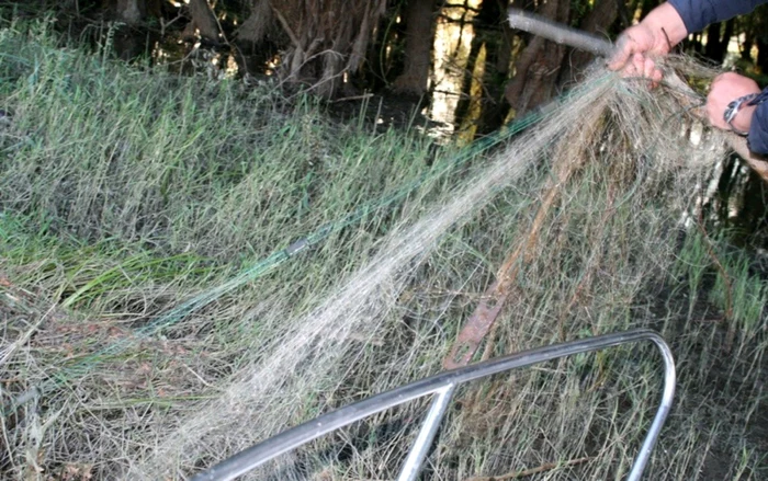 Poliţiştii au confiscat plasa monofilament utilizată de cei doi tineri pescari FOTO: Arhivă