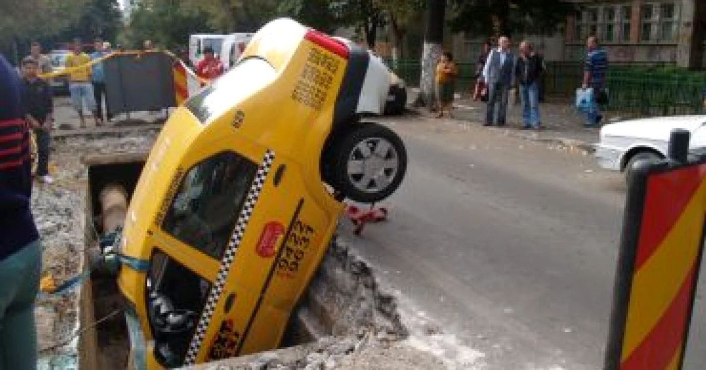 Bucureşti: VIDEO Un taxi a ajuns în canal - GALERIE FOTO