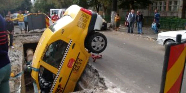 Bucureşti: VIDEO Un taxi a ajuns în canal - GALERIE FOTO