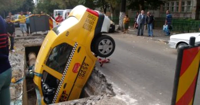 Bucureşti: VIDEO Un taxi a ajuns în canal - GALERIE FOTO