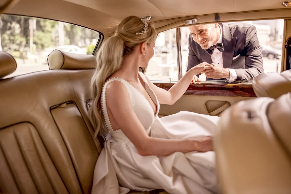 Mirii au ajuns la biserică și la restaurant la bordul unui Rolls-Royce de colecție.