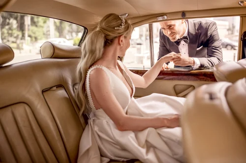 Mirii au ajuns la biserică și la restaurant la bordul unui Rolls-Royce de colecție.