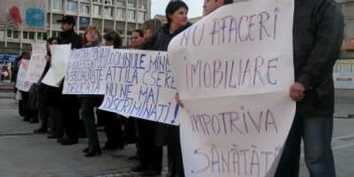 Salariaţii de la Psihiatrie, trei ore de protest în faţa Consiliului Judeţean