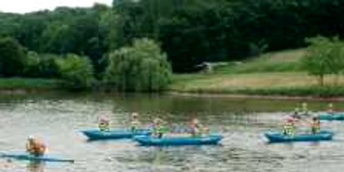 Copiii au învăţat să meargă cu caiacul