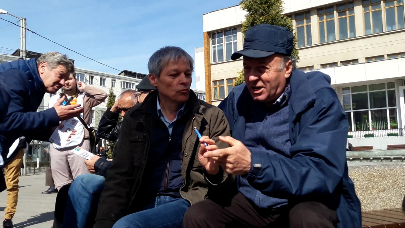 Dacian Cioloş a discutat cu mai mulţi pnsionari în centrul Slatinei FOTO: Alina Mitran