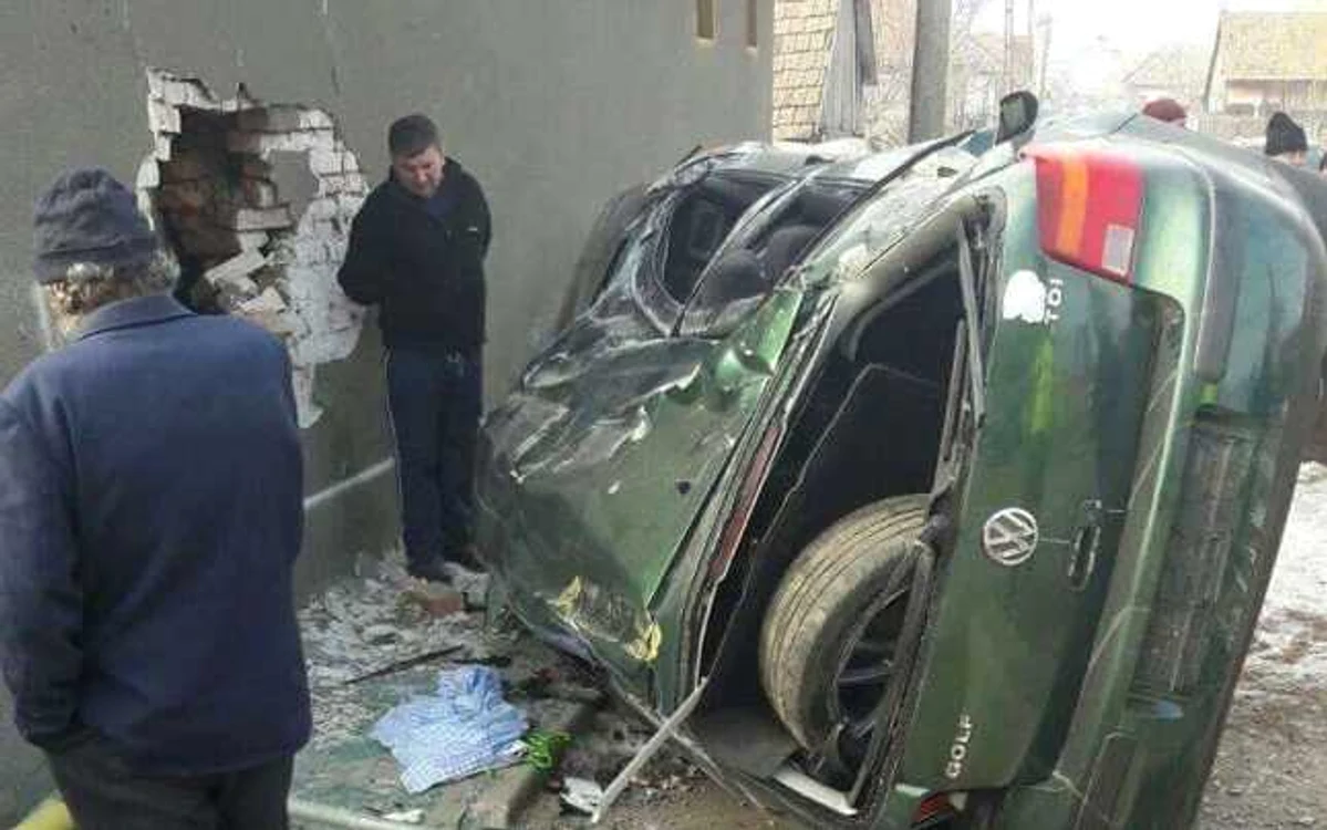 Maşina a lovit un cap de pod şi zidul unei case din comuna Sîncel