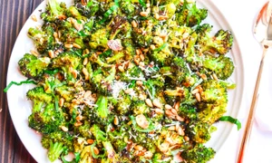 broccoli cu lamaie si muguri de pin jpeg