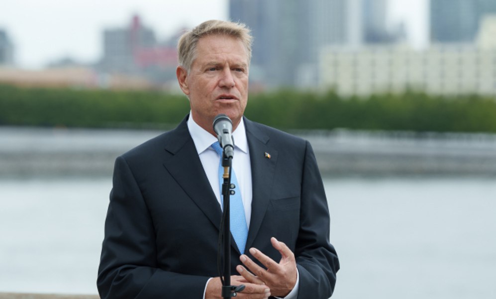 Klaus Iohannis și-a decorat foștii și actualii consilieri prezidențiali