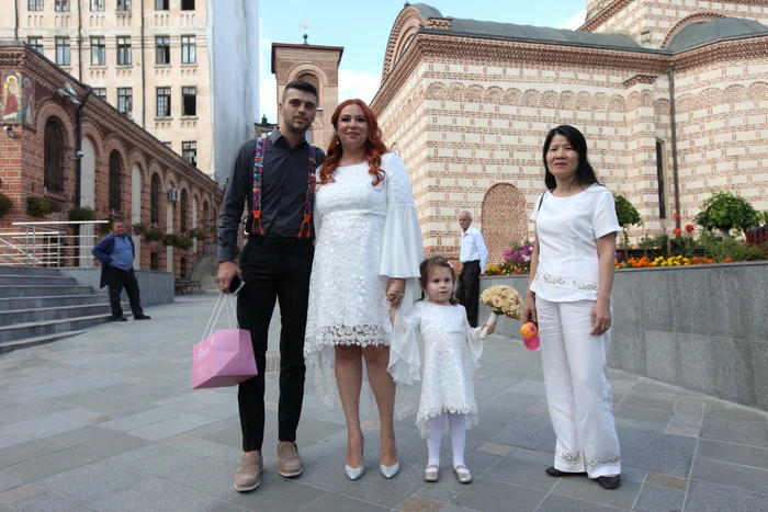 Oana Roman, Marius Elisei şi fiica lor, Izabela, în faţa Bisericii Sf. Anton