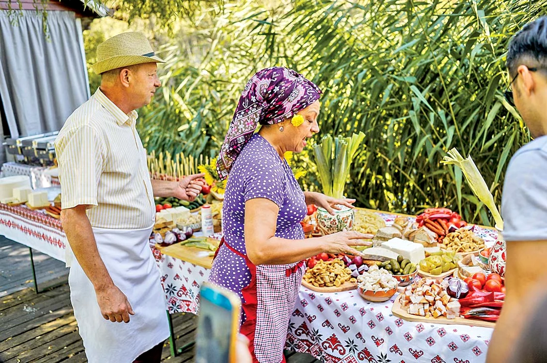 Ei ne-au invitat la o  masă îmbelşugată, cu  slăninuţă şi plăcinte