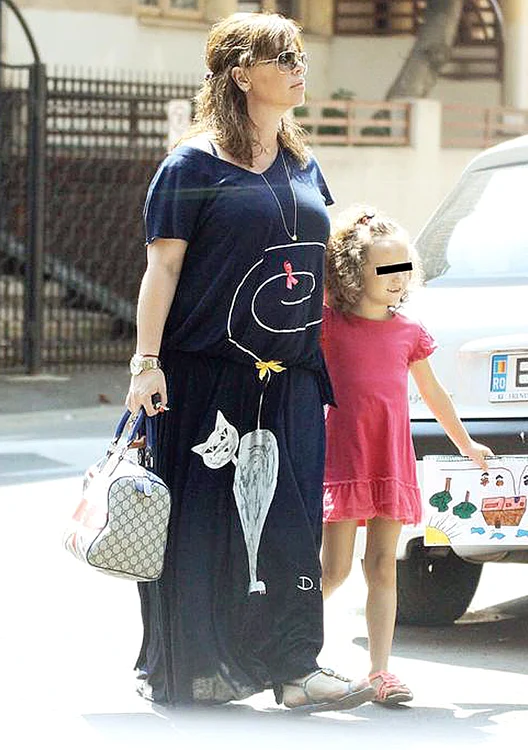 
    Luminița Anghel  a renunțat  la Măriuca, la  insistențele  mamei naturale  a copilei  