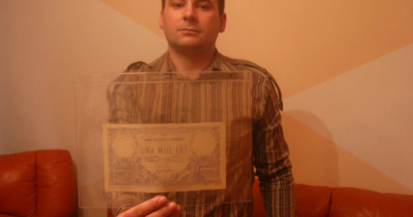 Tănărul colecţionar păstrează banii de hârtie în clasoare