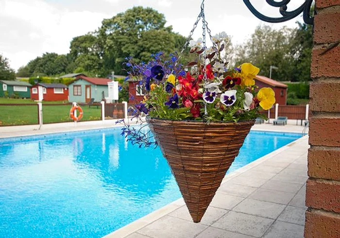 La dispoziția nudiștilor este pusă și o piscină