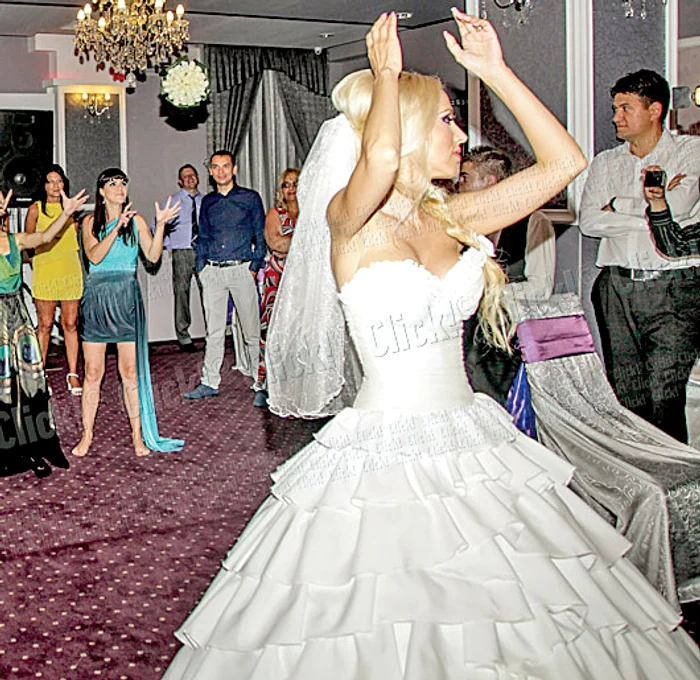 Buchetul miresei a fost prins  de o prietenă de-a Ancăi, din Cluj