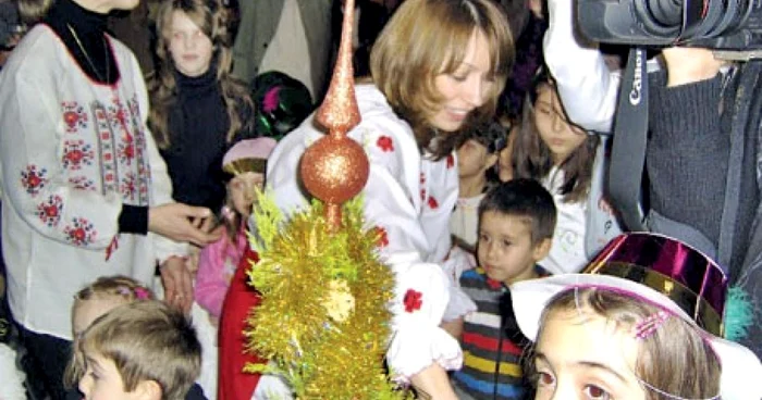 În bisericile româneşti s-au împărţit cadouri micuţilor