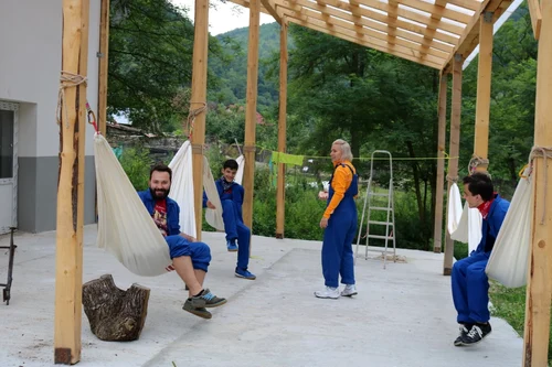 voluntarii asociatiei sinaptica la podeni FOTO Alexandra Georgescu