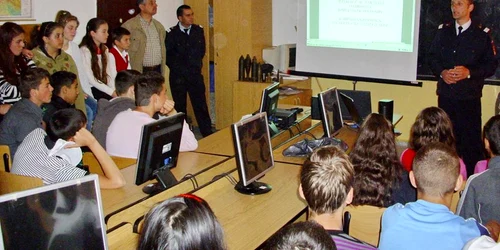 Pompierii ţin lecţii de educaţie preventivă cu copiii