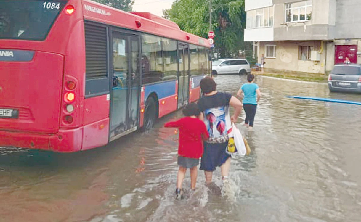 
    Iaşi. Cerul a fost brăzdat de fulgereFoto: Ionuț Bîrsan  