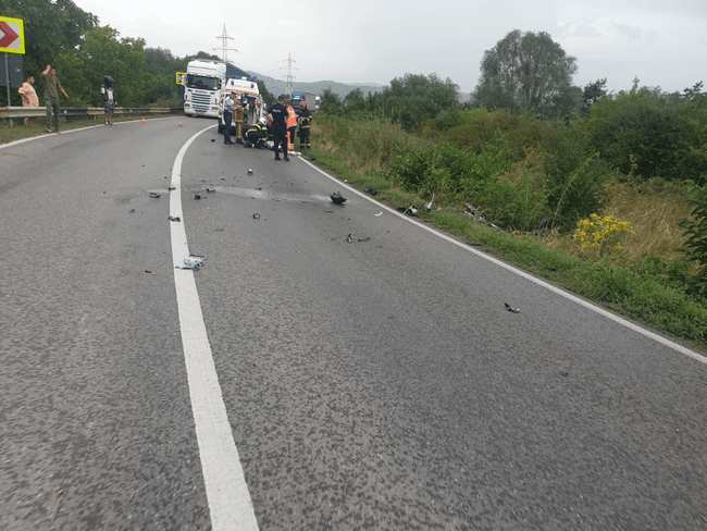 Un bărbat de 49 de ani a rămas fără un picior după ce a intrat cu motocicleta într-un TIR