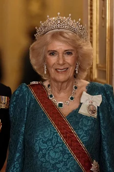 Regina Camilla cu Diadema Fetelor Marii Britanii și Irlandei de Nord, preferata Reginei Elisabeta, la bachetul de stat pentu cuplul prezidențial german. FOTO: Getty Images