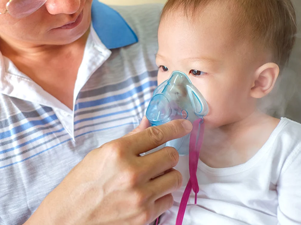 
    Copilul este tratat cu nebulizatorFOTO: medicalnewstoday.com  