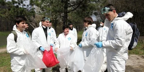 Reporterii Adevărul susțin campania de curățire a Capitalei