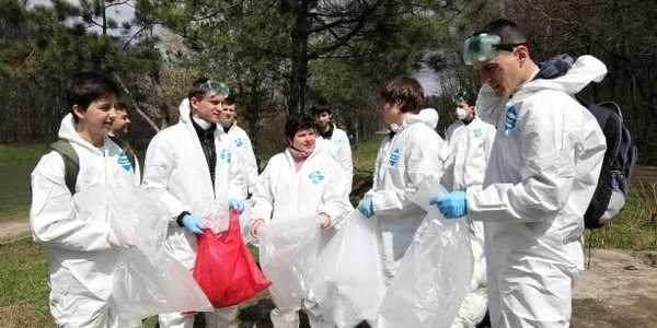 Reporterii Adevărul susțin campania de curățire a Capitalei