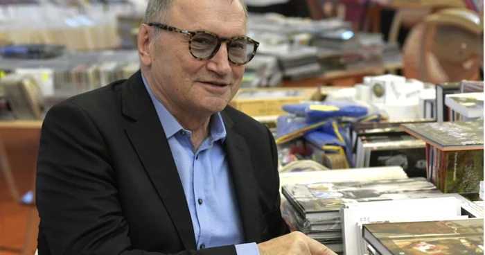 Dinu Flămând, la standul României de la Livre Paris     FOTOGRAFII: Mihai Cratofil/ ICR